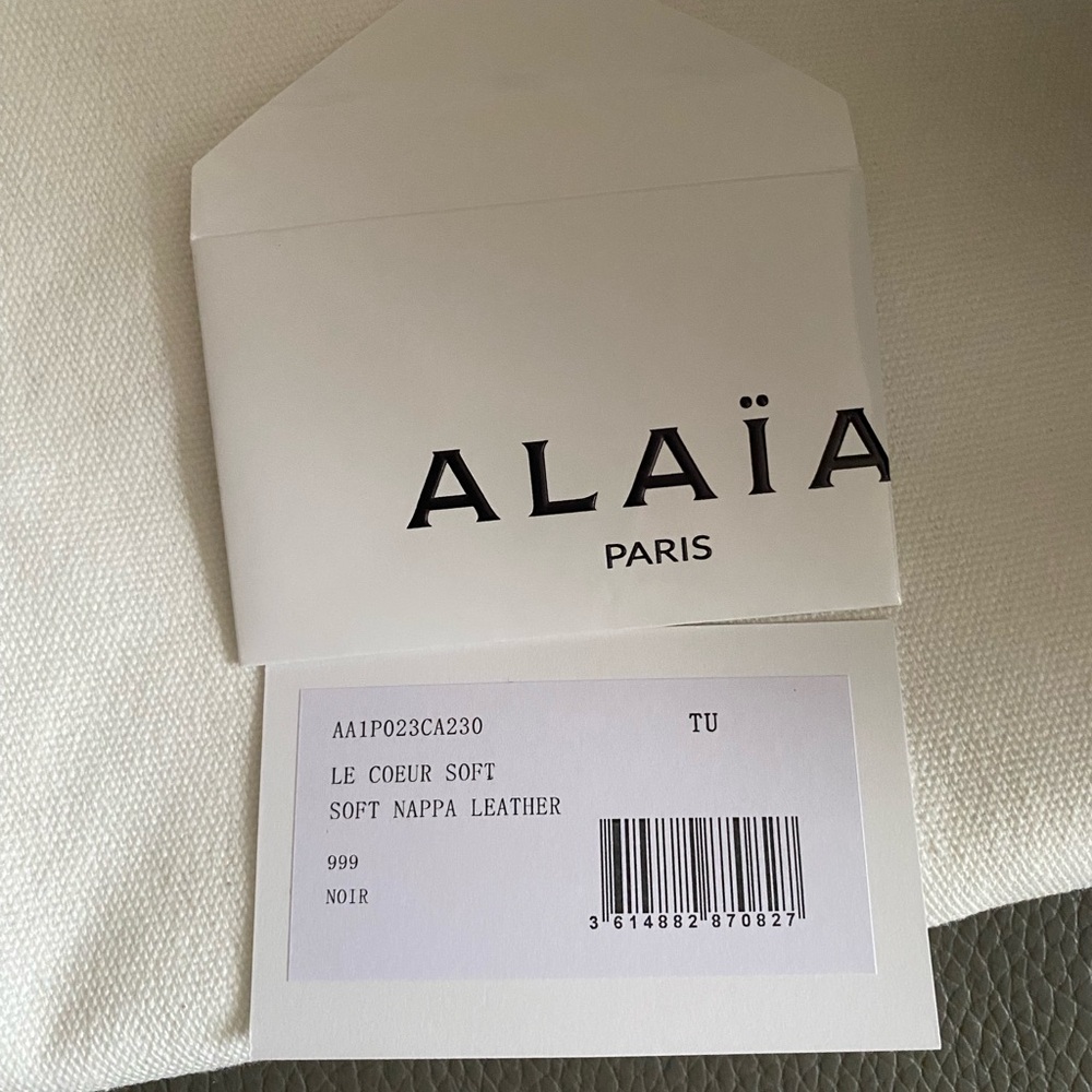 NEW Auth ALAÏA
Le Cœur Heart shape leather CLUTCH/BAG/ Wristlet Made in ITALY - Picture 8 of 16